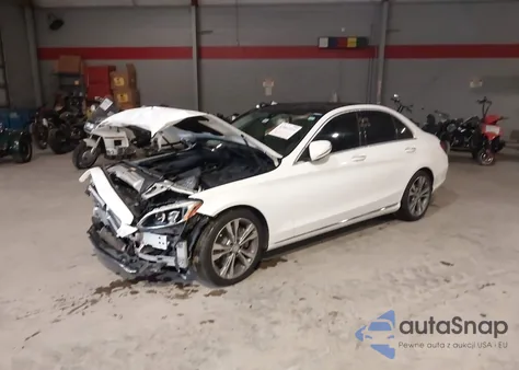 2015 Mercedes-Benz C 300 z USA, uszkodzony, nr VIN 55SWF4JB8FU046068